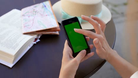 Frau-mit-Smartphone-in-Kaffee