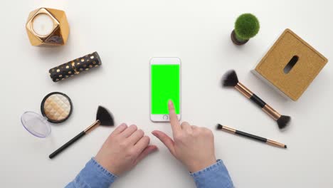 Imágenes-aéreas-vista-superior-de-mujer-con-Smartphone-por-productos-de-belleza