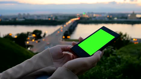 Mujer-buscando-a-smartphone-con-pantalla-verde