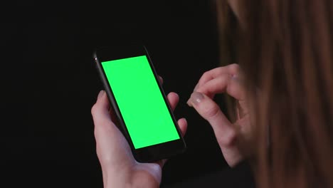 Woman-is-Holding-Phone-with-green-Screen-Zoom-In