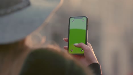 Gorgeous-Mädchen-mit-ihrem-Smartphone-in-der-Stadt-Hintergrund-green-Screen-Chroma-key