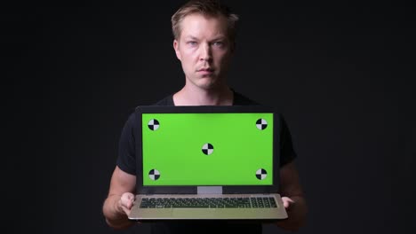 Mann-mit-Laptop-mit-Chroma-Key-Green-Screen