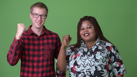 Afrikanerin-und-skandinavischen-Jüngling-vor-grünem-Hintergrund-zusammen-mit-Übergewicht