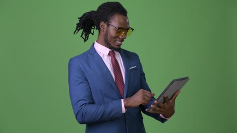 Joven-empresario-africano-hermoso-con-rastas-sobre-fondo-verde