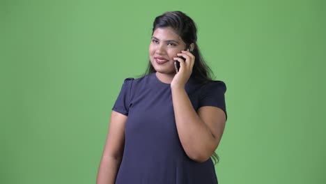 Joven-empresaria-India-hermosa-sobrepeso-sobre-fondo-verde