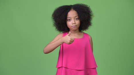 Junge-süße-Afrikanische-Mädchen-mit-Afro-Haar-geben-Daumen-nach-oben