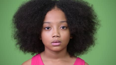 Junge-süße-Afrikanische-Mädchen-mit-Afro-Haar,-die-Augen-bedecken,-als-Konzept-der-drei-weisen-Affen