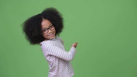 Joven-linda-chica-africana-con-el-pelo-Afro-mostrando-algo