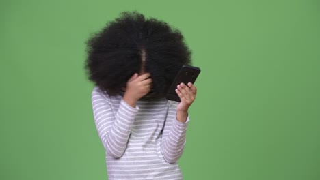 Junge-süße-Afrikanische-Mädchen-mit-Afro-Haar-mit-Handy-und-haben-Kopfschmerzen