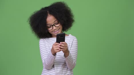 Joven-linda-chica-africana-con-el-pelo-Afro-con-teléfono