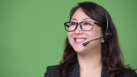 Reife-schöne-asiatische-geschäftsfrau-arbeitet-als-Call-Center-Vertreter