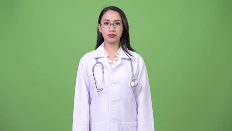 Médico-joven-hermosa-mujer-asiática-dando-pulgares-abajo