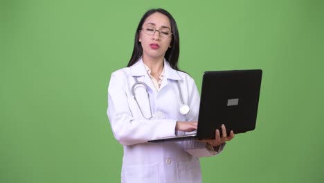 Médico-joven-hermosa-mujer-asiática-con-laptop