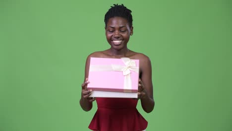 Joven-hermosa-mujer-africana-apertura-de-caja-de-regalo