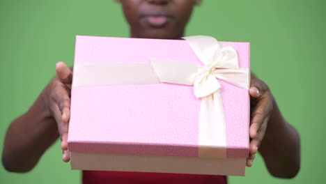 Junge-glücklich-Afrikanerin-geben-Geschenk-box