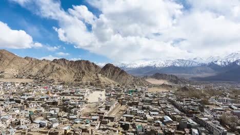 4-k,-timelapse,-Leh-Ladakh-ciudad-y-montañas,-Ladakh,-India.