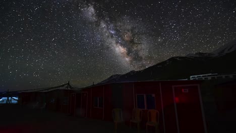 4k,-timelapse,-la-manera-lechosa-Galaxia-mover-montañas-en-el-lago-Pangong-en-Ladakh,-la-India-del-norte.