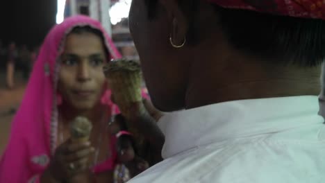 Pareja-India-comiendo-helado-en-vestidos-tradicionales-en-la-Pushkar-Mela,-un-carnaval-de-Rajasthán,-la-India