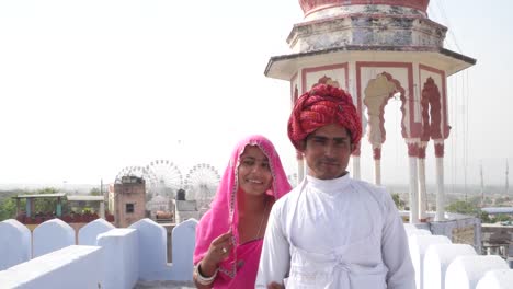 Hombre-guapo-y-bella-mujer-caminando-con-confianza-en-una-azotea-en-Rajasthan,-India