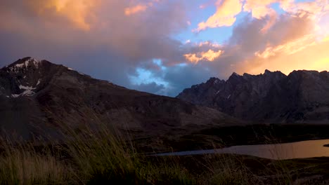 Naturaleza-y-del-paisaje-del-atardecer-crepúsculo-de-carretera-del-Valle-de-Zanskar-en-agosto-en-el-Himalaya-Ladakh,-Leh,-India.