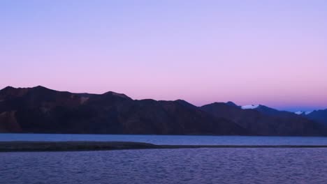 Lago-Pangong-o-Pangong-Tso-en-twilight-time,-de-Jammu-y-Cachemira,-Ladakh,-India.