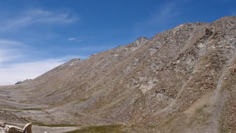 Wunderschöne-Landschaft-mit-Bergen-auf-dem-Weg-von-Pangong-Lake,-Pangong-Tso,-Ladakh,-Jammu-und-Kaschmir,-Indien.