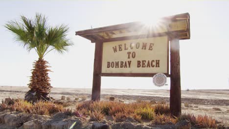 Willkommen-Sie-bei-Bombay-Beach-Zeichen-Touristen-vor-Ort