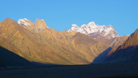 Paisaje-de-montaña-de-la-nieve-en-la-aldea-de-Karsha,-Zanskar-Ladakh-Jammu-Cachemira-India.