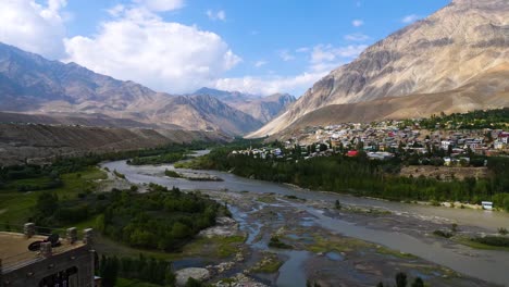 Paisaje-urbano-de-Kargil-en-Ladakh,-India.