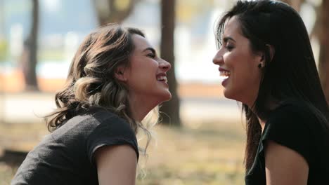 Pareja-de-lesbianas-besándose-cada-uno.-LGBT-novia-besos-a-mujer-mate-en-el-Parque