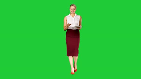 Business-Frau-mit-Tablet-zu-Fuß-und-im-Gespräch-mit-der-Kamera-auf-einem-Green-Screen,-Chroma-Key