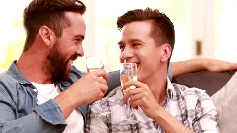 Homosexuelles-Paar-trinken-Champagner