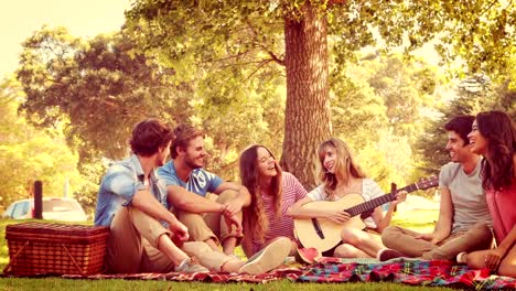 Glückliche-Freunde-reden-zusammen-im-park