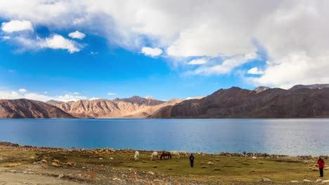 En-Pangong-lago-Cloud