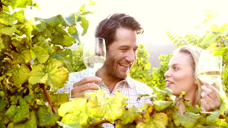 Joven-feliz-pareja-sosteniendo-copas-de-vino