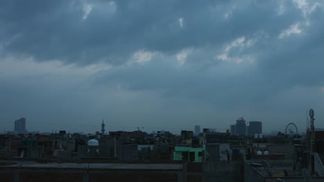 Time-lapse-shot-of-cityscape-at-dawn,-Delhi,-India