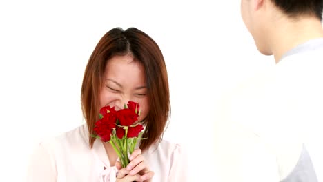 Man-offering-flowers-to-his-girlfriend