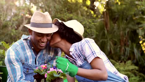 Feliz-pareja-jardinería-en-el-parque