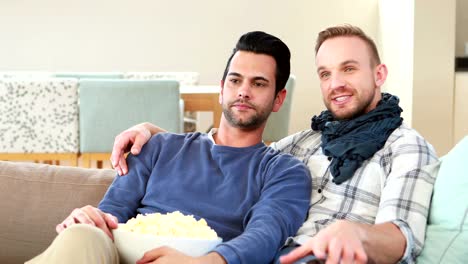 Pareja-Homosexual-hombre-comiendo-palomitas-de-maíz-juntos