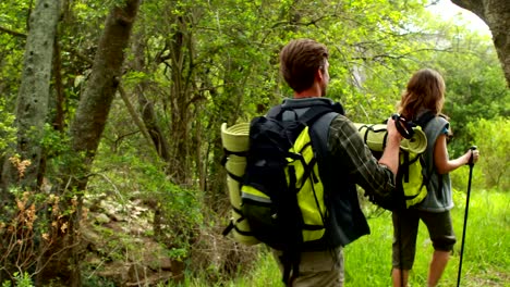 Junge-glückliche-Paar-Wandern-Wanderer