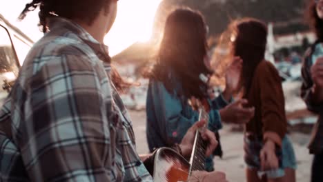 Teen-Hipster-amigos-divirtiéndose-con-guitarra-en-viaje-por-carretera