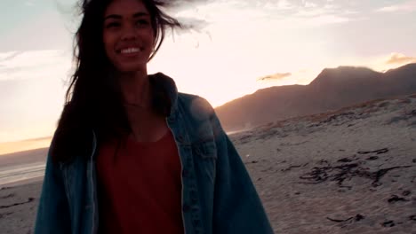 Junge-Afro-amerikanische-Frau-Jubeln-mit-Freunden-am-Strand