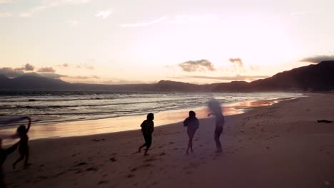 Teenager-Freunden-feiern-mit-Rauch-Bomben-am-Strand