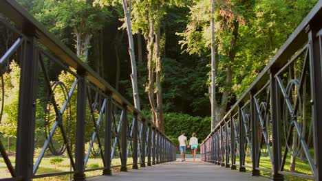 Chico-y-una-chica-caminando-en-el-parque.