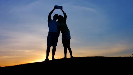 Liebhaber-sind-Selfie-während-dem-Sonnenuntergang.