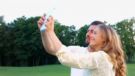 Amantes-hacer-selfie-en-un-hermoso-parque.