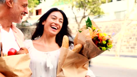 Smiling-couple-with-grocery-bags