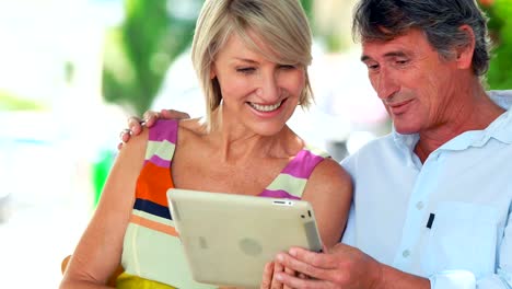 Smiling-couple-using-a-tablet