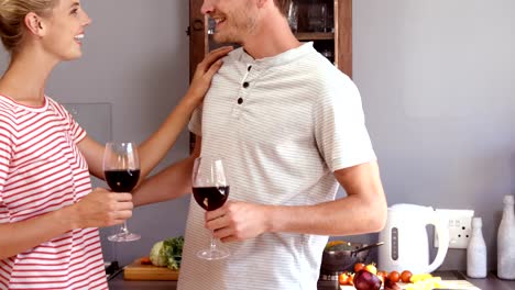 Pareja-bebiendo-vino-tinto-mientras-se-cocina