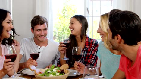 Amigos-felizes-saludable-almuerzo-con-vino